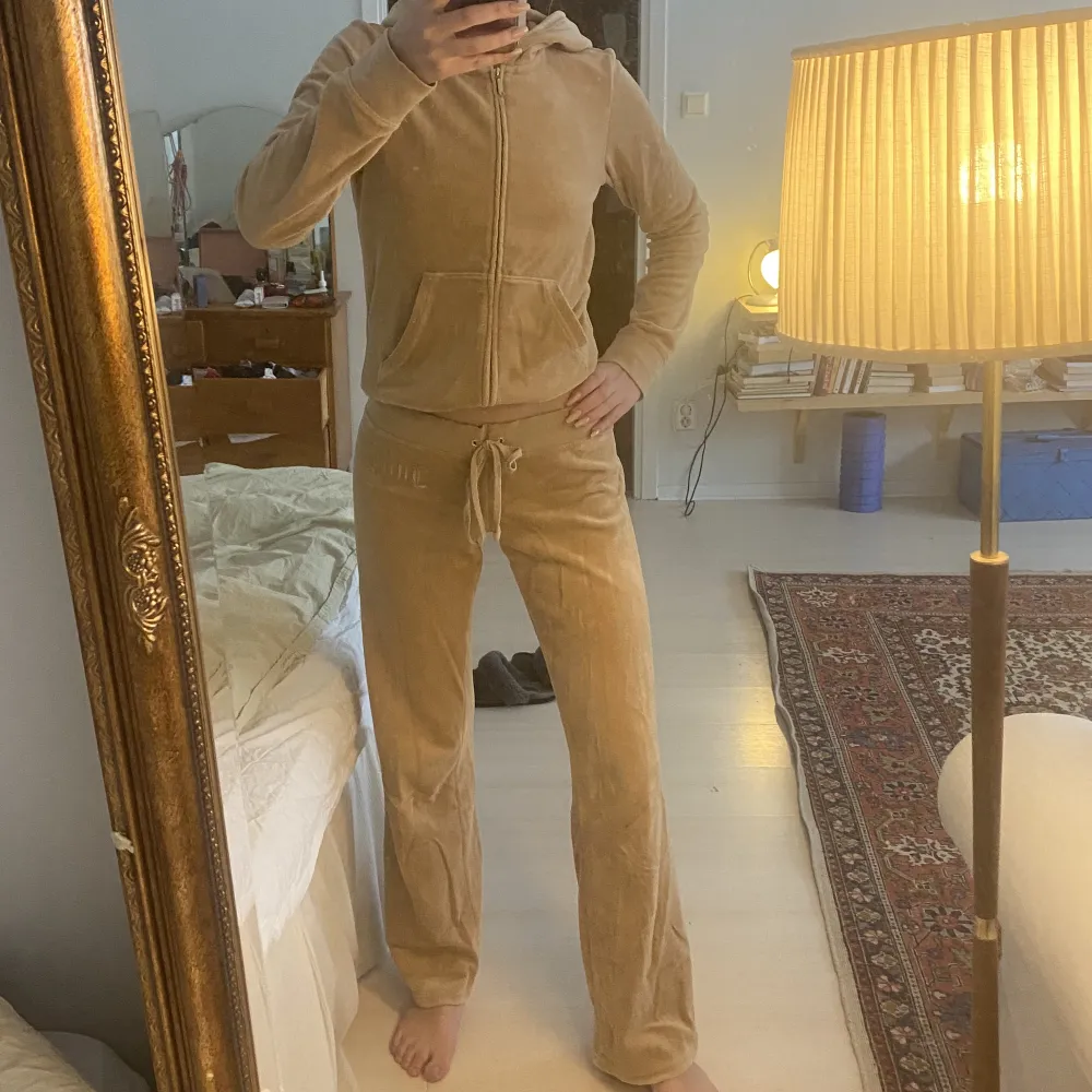 Superfint y2k juicy couture- set i ovanlig Camel färg!! Byxorna är stl S och koftan är i M,(men båda passar mig bra som har stl S och är 169cm). Superfint skick: inga fläckar eller liknande men märks att det har tvättats en del. 💗Hör av dig vid frågor!. Tröjor & Koftor.