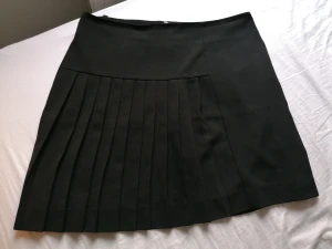 Fin svart kortkjol från Stockh LM!  - En fin kortkjol i sparsamt använt skick. Bra kvalite! 