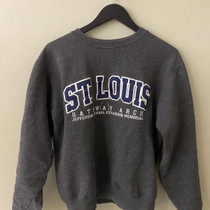 Vintage crewneck St. Louis  - Vintage crewneck  - Storlek S  - bra skick.  - pris 199kr+ frakt 