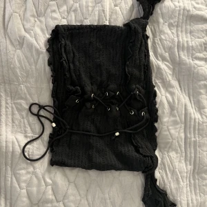 Crop top festtopp fest topp svart - Jätte fin topp. Bud gärna med eget prisförslag! Vid köp av flera saker kan jag möjligtvis fixa paketpris så fråga! Kan träffas/frakt 11 kronor