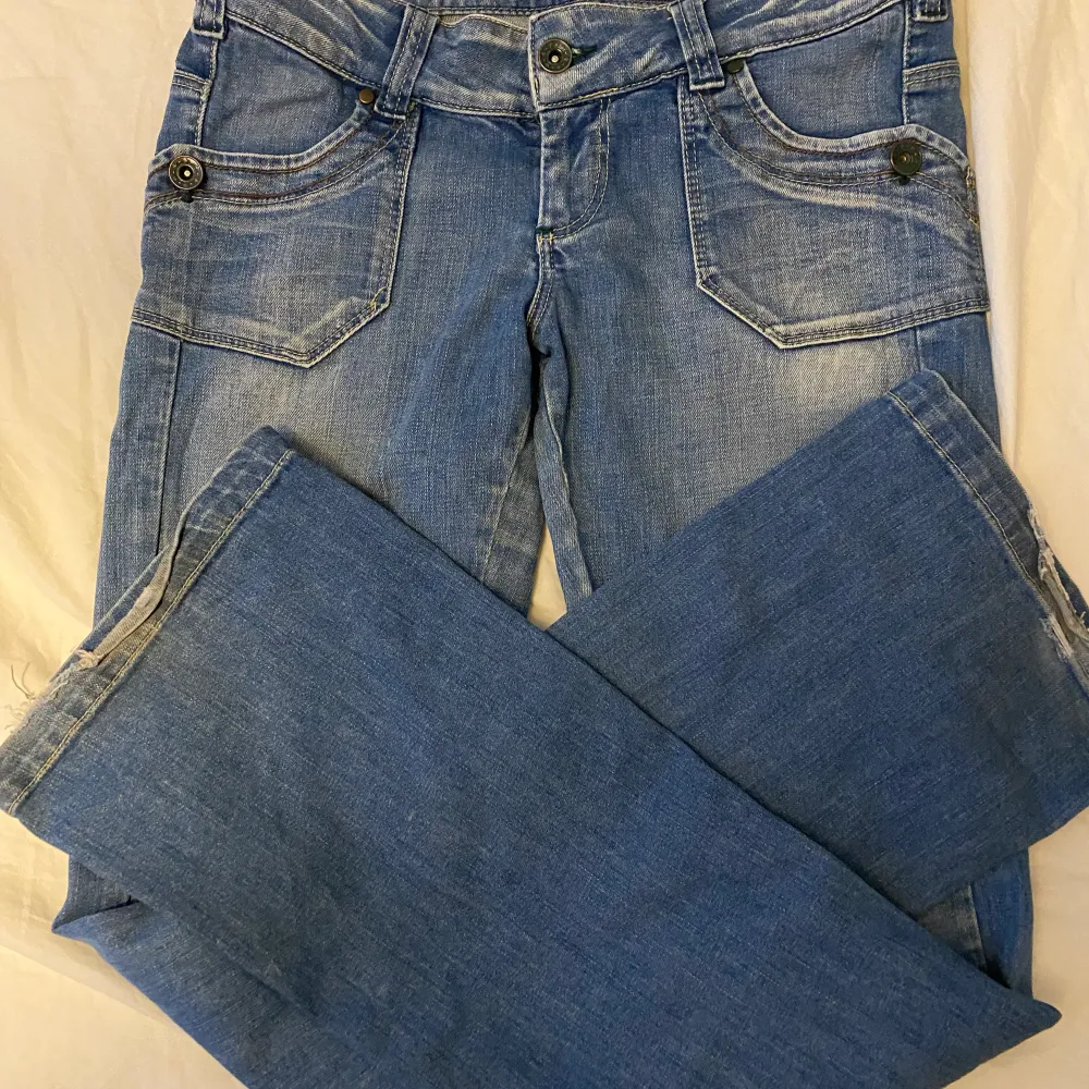 Jättefina jeans från vero Moda strl 36/34. Men den är som S. Kan mäta vid intresse. Bootcut o låga i midjan. Liten slits klippt nertill, se bild. Kan mötas upp i Enskede . Jeans & Byxor.