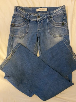 Jeans strl S - Jättefina jeans från vero Moda strl 36/34. Men den är som S. Kan mäta vid intresse. Bootcut o låga i midjan. Liten slits klippt nertill, se bild. Kan mötas upp i Enskede 