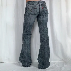 Lågmidjade jeans - !Säljer massa fler liknande jeans! Midja:82 Innerben:88 Jag är 169 med W28 som referens <3 Använd KÖP NU