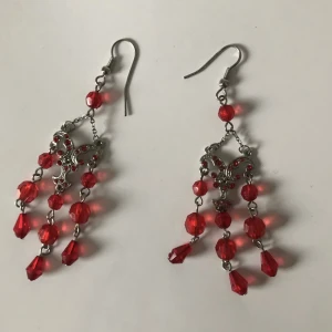 Röda dangle örhängen  - I gott skick utan saknande strassar, men dm:a gärna vid frågor vid behov av mer info. Köparen står för frakt 