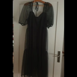 Svart klänning - En cool svartklänning med genomskinliga detaljer. (Fraktpris kan skilja då jag postar med frimärken) ♡