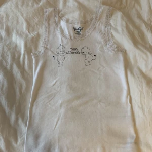 Linne brandy - Brandy topp. Ganska lång. Inte kroppar. Spetsdetaljer i kanterna. Mörkblått print