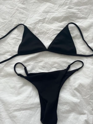 Svart bikini - Väldigt fin bikini men tyvärr för liten, överdel är ca A/B-kupa och underdel ca S🖤