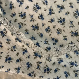 Blommigt linne med spets - Vitt blommigt linne med spets från Shein! Urgulligt🤩läs bio för mer info. Knappt använd