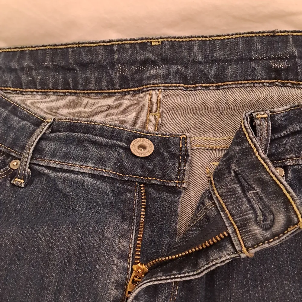 Mörkblå jeans, jätte fina 💞 Storleken är vuxen model storlek 33. Jeans & Byxor.