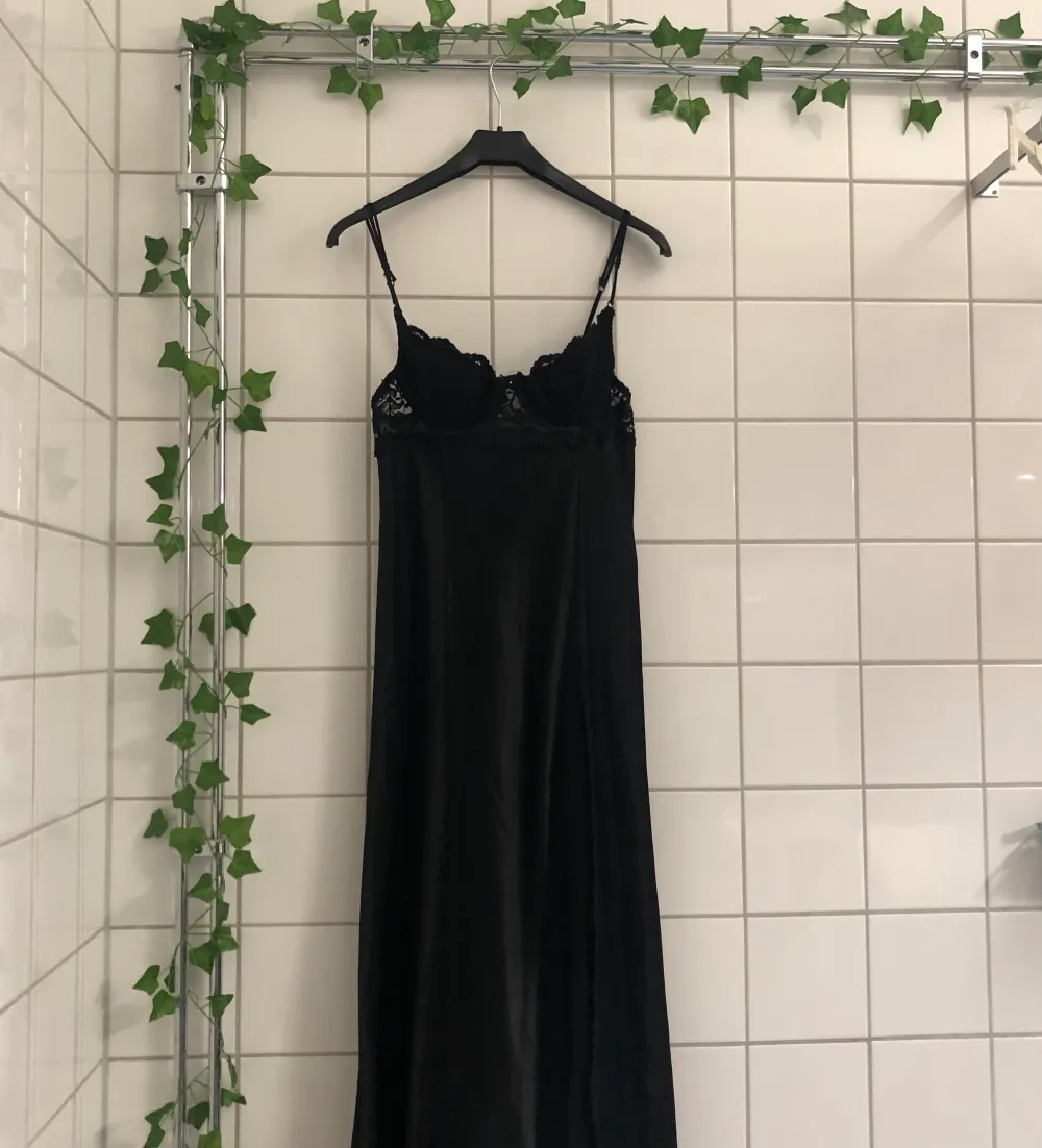 Sååå fin slippdress!! Gör ont att sälja men den är för stora i kuporna 😿 Lång (ner till vristen på mig som är 164cm), med hög slits och jättefina detaljer i spets och nån liten blomma på axelbanden.  (Sista bilden är lånad). Klänningar.