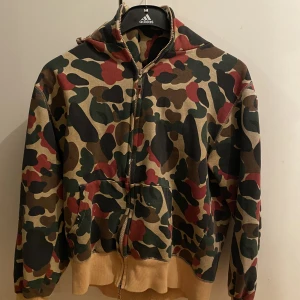 Bape Hoodie  - Säljer en (antagligen) replika av en bape hoodie. Super soft material och nästan aldrig använd av mig! Köpt på plick för 600kr🙌🏽 ( Inget tryck där bak på luvan, inget ansikte alltså)