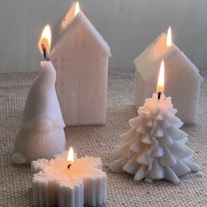 Jul ljus  - Handgjorda ljus gjorda av stearin och ekologiskt sojavax. Julnisse 49:-, gran 89:- småhus 99:- snöflinga 39:-