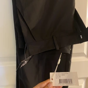 Kostymbyxor från Nelly - Kostymbyxor från Nelly! Inte använda som ni kan se, prislappen är fortfarande på! Ej använt pga för långa för mig som är 162 cm. Skulle passa perfekt för dig som är 165cm och över! 