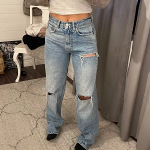 Mörkblå jeans storlek 32 - Mörkblå jeans knappt använda. Lite slitningar/hål på benen 