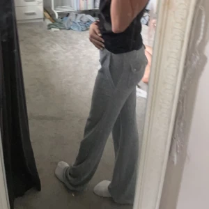 Juicy byxor - Hej! Skulle kunna byta dom här gråa juicy byxorna i xxs mot ett par svarta i xxs om någon skulle vilja eller så säljer jag dom! Kontakta mig angående pris osv!❤️