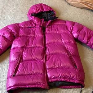 Vinterjacka Everets - Använd bara en gång, i väldigt bra skick. Säljer pga fel storlek då jag fick som present. 