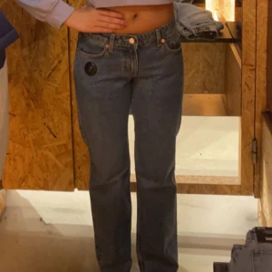 weekday arrow LOW jeans - säljer dessa weekday jeans för att de tyvärr blivit för små för mig, just nu har jag ungefär storlek M i byxor och dessa är mer som S/XS! de är fortfarande perfekta i längden och jag är ungefär 166, kontakta om frågor❤️