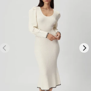 ADOORE HOURGLASS DRESS (OFF WHITE) - Säljer min fina Adoore klänning eftersom jag råkade beställa två. Så fin verkligen och älskar den!  Storlek 32, men passar även 34. Kostar 1600 ny (aldrig använd eftersom jag beställde två) - mitt pris 900.