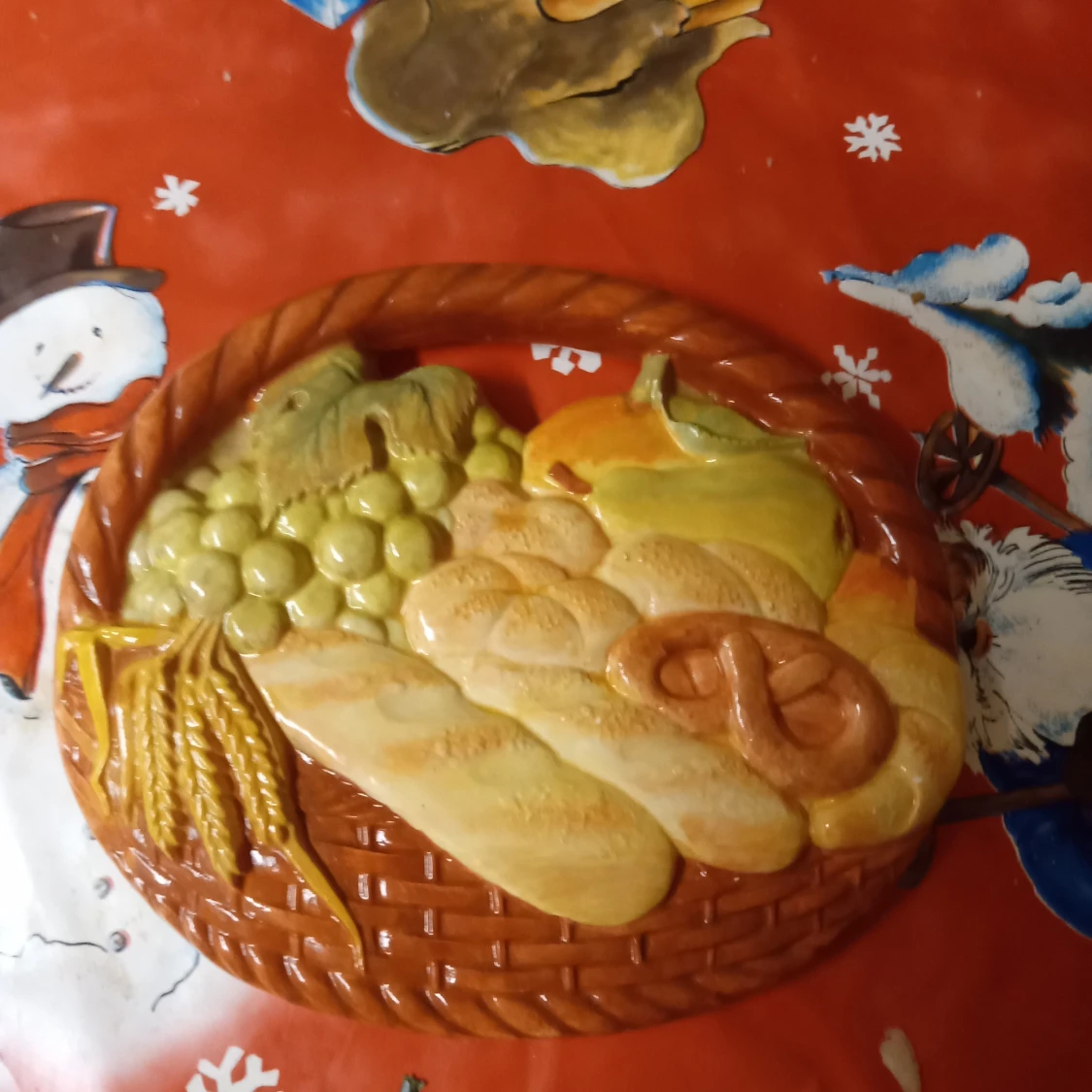 Gipstavla med bröd,frukt korg .