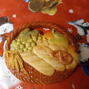 Gipstavla med bröd,frukt korg . - Fin Gipstavla med motiv av bröd,frukt korg .15 cm stor .hämtas i Skene alt skickas o köpare betalar frakten o Swishbetalning tillämpas alt kontant betalning .frakt inräknat i priset .