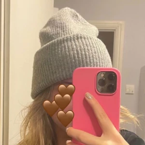 grå stickad mössa - helt oanvänd mössa, endast testad!! köpt på åhléns nypris: 349kr, onesize 🤍