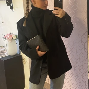 Oversized warm blazer - Säljer denna då den ej kommer till användning. Den är superfin och funkar att ha som jacka då den är fodrad. 400 kr +frakt 