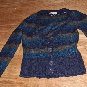 Stickad kofta i 36/38  - Super mysig kofta i 36/38. Använt skick. 