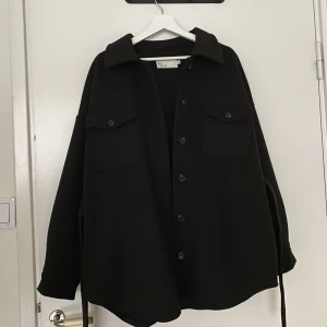 Kappa - Säljer min svarta superfina kappa med knyte från NLY trend. Inköpt 2020, men använd fåtal gånger så den är så gott som ny! Finns bälte, fickor samt knappknäppning. Lite oversized modell. Nypris 749kr. DM för fler bilder💓