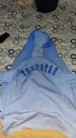 Trapstar baby blue windbreaker jacka - Säljer den här jackan eftersom jag köpte den från plick och den inte passade mig den var lite för stor.