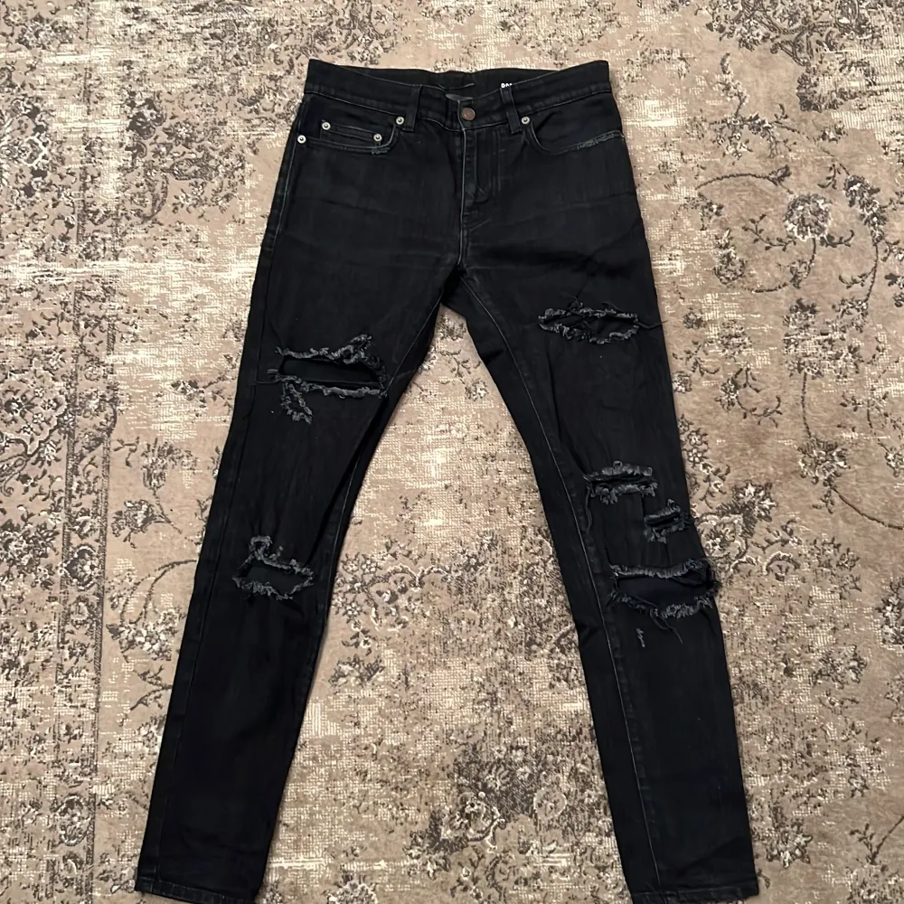 Yves Saint Laurent Jeans i storlek 29/32, väldigt bra skick inte använda så mycket bara fåtal gånger, växt ur dom tyvärr! Är väldigt snygga byxor, strlk 29/32. Köpte dessa för 6,000 men kommer va snäll med priset! Pris diskuteras i dm!. Jeans & Byxor.