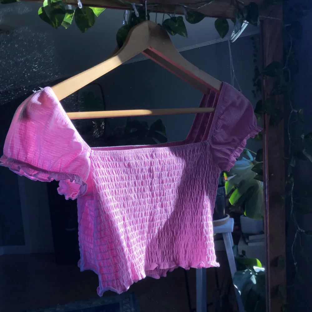 En superfin rosa croppad topp med puff-ärmar och ribbat material som gör den både stretchig och ”form-fitting”! 💞. Toppar.