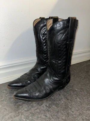 Cowboyboots - Heyy! Säljer mina snyggaste cowboyboots då dem tyvärr e lite försmå:( köpte dem dyrt vintage i Barcelona, dem är i äkta läder och storlek 38! 