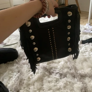 Super snygg maje väska - Säljer denna jätte fina maje väskan såm jag har använt men inte jätte mycket.den har inga fläckar eller något men maje märket är lite slitet