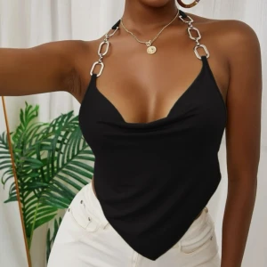 Topp/linne med silvriga detaljer  - Svart topp med silvriga detaljer från Shein. Aldrig använts, bara testad så plagget är i nysick. Storlek S men passar även XS. Säljer då den inte föll mig i smaken och inte min stil. 