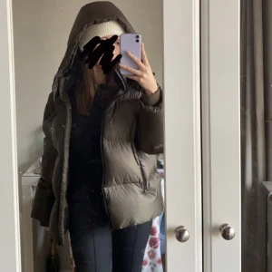 Puffer jacket - Jätte fin varm jacka, men känner att den inte passar mig riktigt. Inga defekter. Köpte den här på plick. Nypris 2700kr