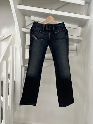 Diesel Jeans - Diesel Jeans med bootcut och mellan låg midja, snygg tvätt, mycket bra skick! 