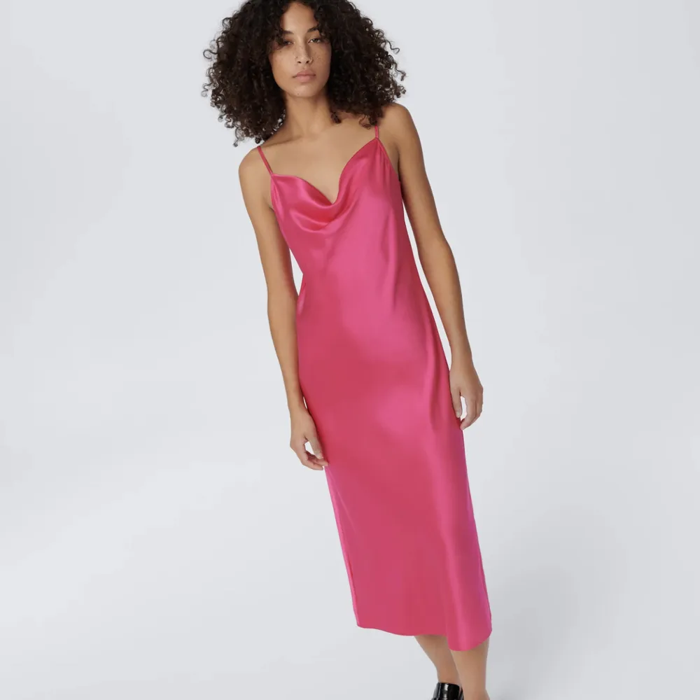 Jättefin rosa långklänning ifrån Zara perfekt till bal💓den perfekta rosa färgen som man ser brun ut i! har ett litet sträck från en tråd vid benen som man inte tänker på (första bilden är en liknande klänning för att se hur den sitter på) använd en gång. Klänningar.