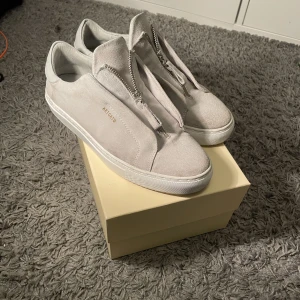 Axel arigato  - Säljer mina Axel arigato zip laceless skor eftersom att dom inte kommer till andvändning. Använda Max 10 gånger och är slutsålda på hemsidan. Skorna är i storlek 42 men passar även 41/43. Pris kan förhandlas. 