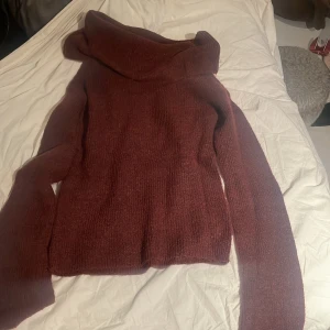 Ulltröja - Bara använd en gånger, fint skick. Från BikBok. Strl S, men passar även M. Köparen står för frakt 
