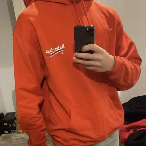 Balenciga hoodie  - Sitter bra i storlek medium. Skick 8,5/10