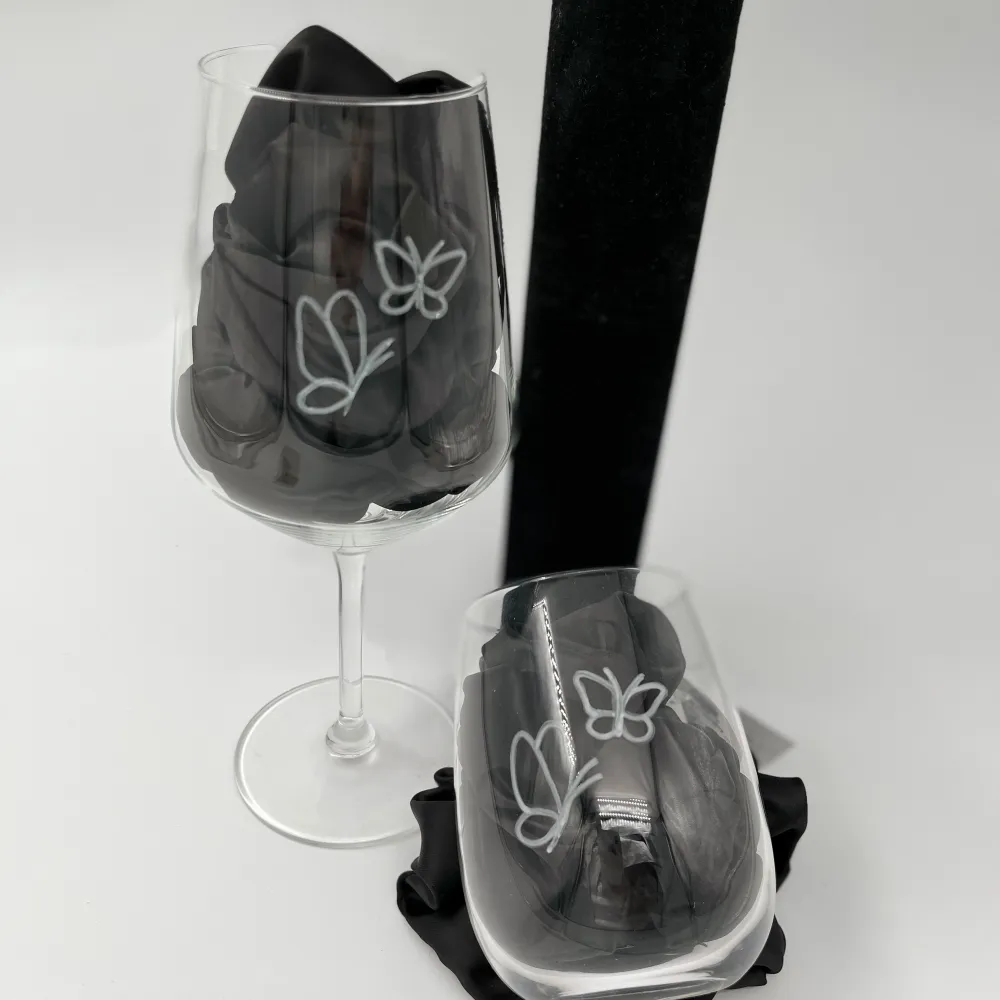 Vi säljer handmålade glas med en clean design, dom säljs i duo pack (2&2)🤎🤎   Prislista: Duo pack av dricksglas - 99 kr Duo pack av vinglas - 119kr  Vid frågor hör gärna av er! . Övrigt.