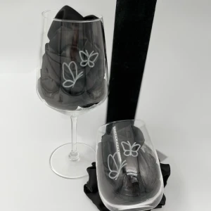 Handmålade glas - Vi säljer handmålade glas med en clean design, dom säljs i duo pack (2&2)🤎🤎   Prislista: Duo pack av dricksglas - 99 kr Duo pack av vinglas - 119kr  Vid frågor hör gärna av er! 