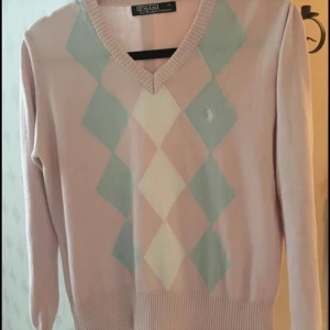Snygg och stilren äkta Polo tröja  - Äkta Ralph Lauren POLO ljusrosa stickad tröja som aldrig går ur tiden.  Snygg och stilren.. tycker den gör sig bra till jeans till exempel.  Den är i mycket fint skick och i storlek XL, normal i storleken.  Finns i Hylte, Halland men kan även skickas. 