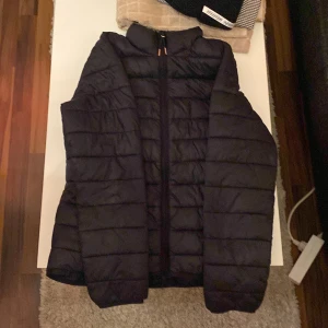 Svart CRW vårjacka/höstjacka - Säljer denna jacka då den ej kommer till användning längre, super skön på våren och hösten, lätt att bära på, former har den och är i storlek M💕