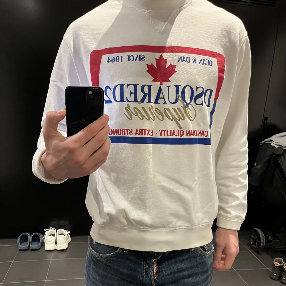 I princip oanvänd Dsquared sweatshirt stl M. Jag är 182 cm lång.. Tröjor & Koftor.