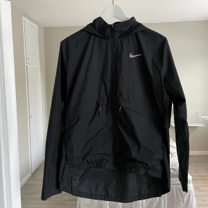 Nike träningsjacka  - Träningsjacka från Nike i storlek 38💕