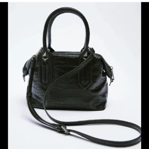 Zara väska  - säljer denna slutsålda zara väskan då den inte kommer till användning! Buda från 180 kr+frakt eller köp direkt för 250kr+frakt 