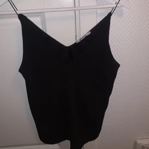 Svart linne  - Ett lite festligare linne i storlek XS från Gina tricot 40 kr.  Köparen står för frakten 