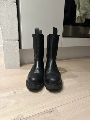 Flattered boots - Säljer mina flattered boots. Köpte för två år sedan men är sparsamt använda. Nypris 2795kr.