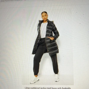Vinterjacka  - Vinterjacka som är köpt på Boohoo, köptes för bara några veckor sen men var för liten för mig och kan ej skicka tillbaka för gått för lång tid.  Så väljer att sälja jackan. Köpts för 900kr och den är helt oanvänd så kommer att sälja den för 900kr. 